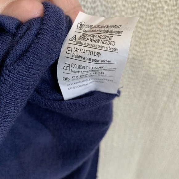 Vince Women’s Merino Blend Deep Navy V-Neck Sweater Size XS Quiet Luxury - Picture 10 of 11